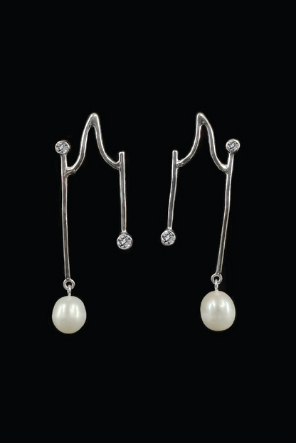 HUM EARRINGS / white topaz + freshwater pearl