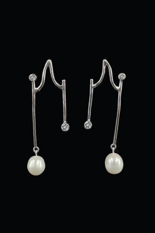 HUM EARRINGS / white topaz + freshwater pearl