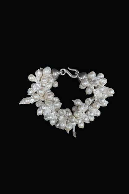 SWARM BRACELET / white baroque pearl