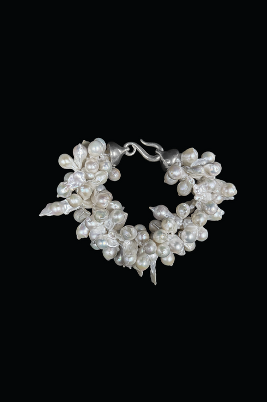 SWARM BRACELET / white baroque pearl