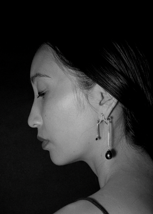 HUM EARRINGS / black diamond + tahitian pearl